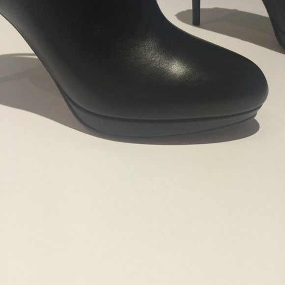 📌 SOLD📌 GIVENCHY SHARK-TOOTH TURN-LOCK BOOTS. - Picture 3 of 8